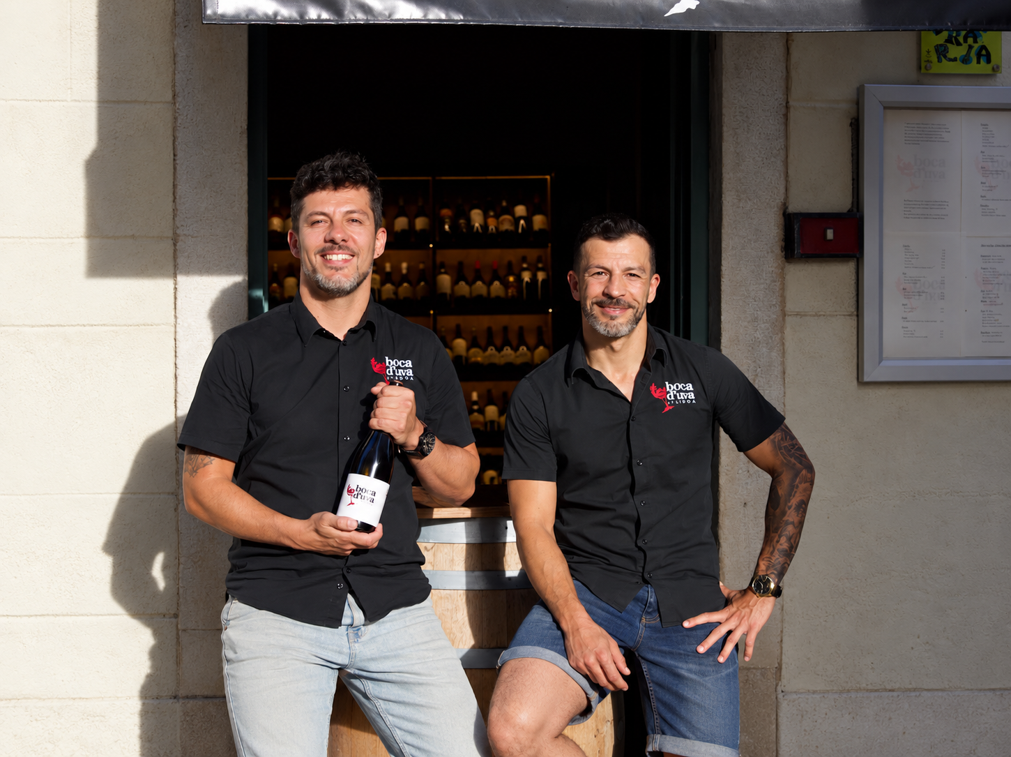 Ricardo e Renato à porta do Boca d'Uva, na Mouraria